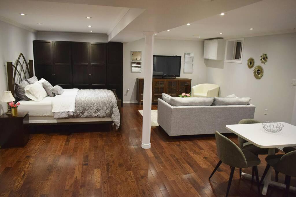 Home Away From Home - Basement Studio Apartment 토론토 외부 사진