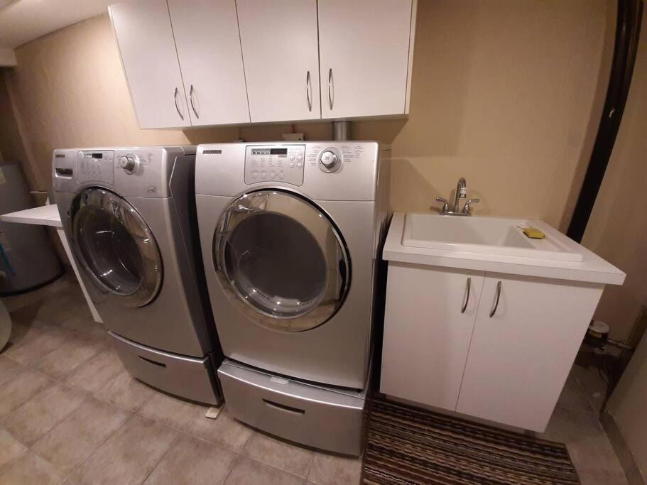 Home Away From Home - Basement Studio Apartment 토론토 외부 사진